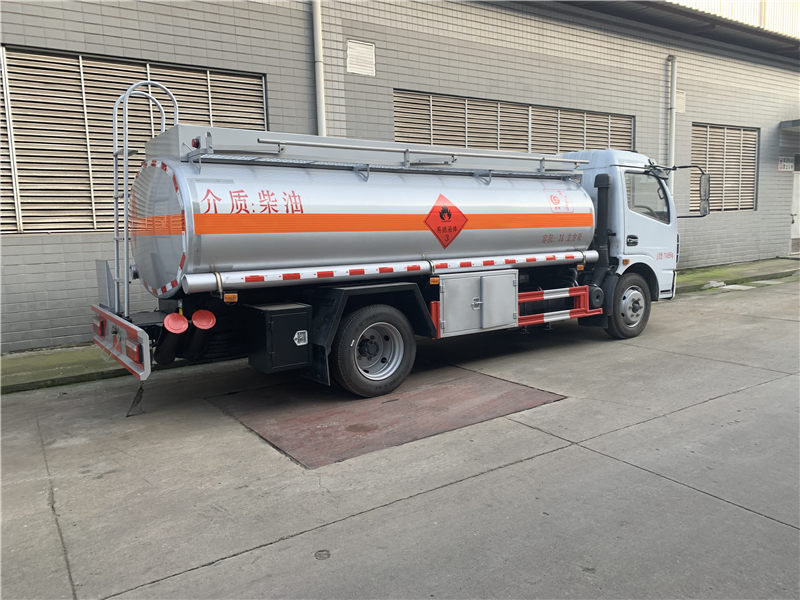 東風多利卡7噸加油車