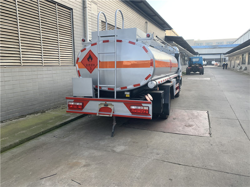 東風多利卡7噸加油車