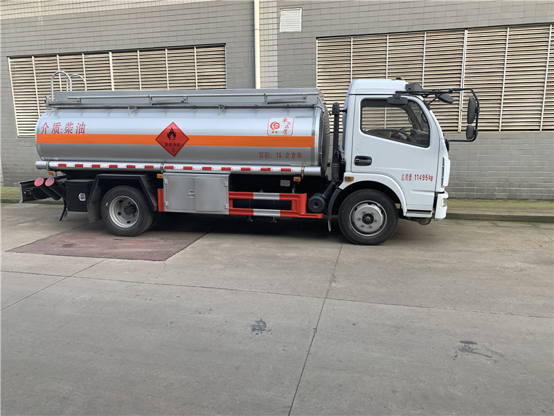 東風多利卡7噸加油車
