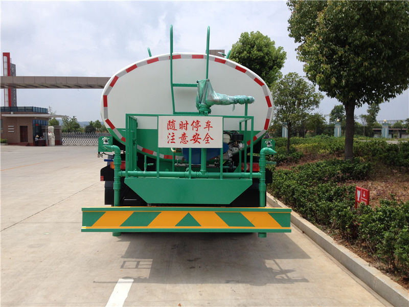 東風灑水車（8-10噸）