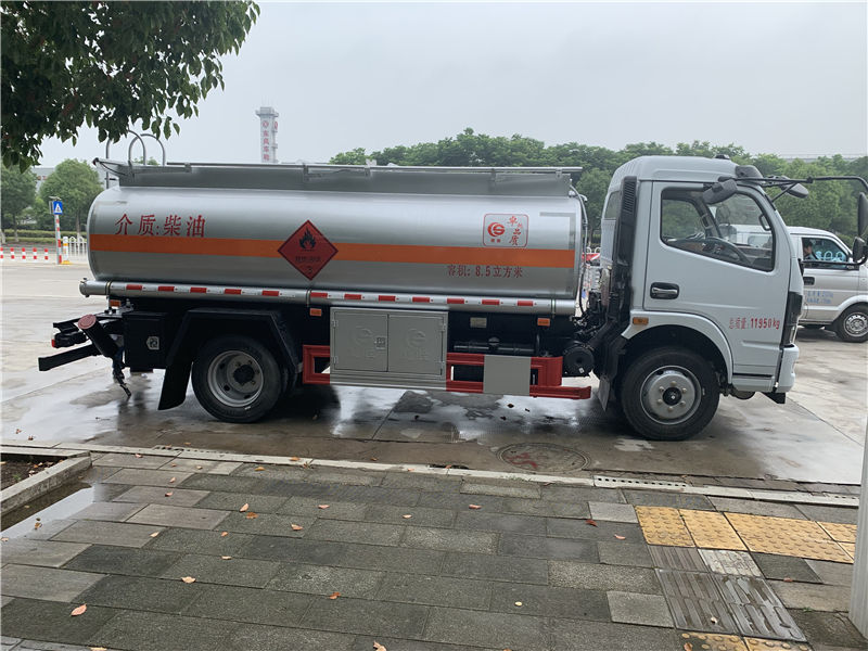 東風(fēng)多利卡8噸加油車（國(guó)六 柴油）